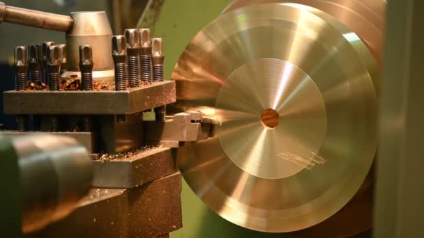 旋盤加工機は 真鍮部品を旋盤工具で切断しました 回転機械による金属加工工程 — ストック動画