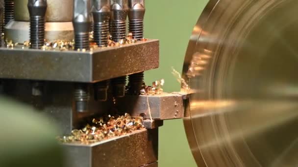 閉じるパンシーン旋盤加工機の仕上げは 旋盤工具で真鍮部品をカットします 回転機械による金属加工工程 — ストック動画