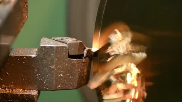 Closeup Σκηνή Φινίρισμα Μηχάνημα Τόρνου Κόψει Ορειχάλκινα Μέρη Εργαλεία Τόρνου — Αρχείο Βίντεο
