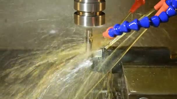 Cnc Değirmen Makinesi Küf Parçalarını Yağ Soğutma Metoduyla Kesiyor Cnc — Stok video