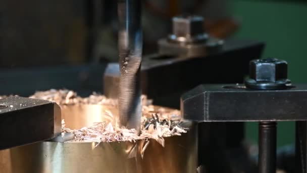 Pan Scen Borrprocessen Mässing Metalldelar Fräsmaskin Metallbearbetningskonceptet Fräsmaskinen — Stockvideo