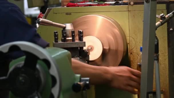 旋盤加工機が旋盤工具で金属部品を切断するシーンをパンします 回転機械による金属加工工程 — ストック動画