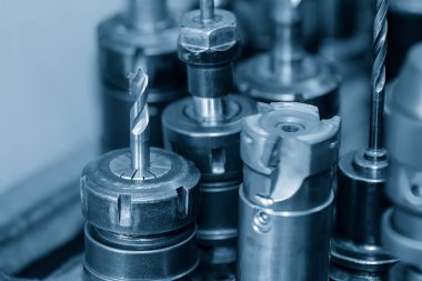 Açık mavi sahne ile tutucu içinde çeşitli matkap araçları grup. Delik işleme için yüksek hızlı kesme aracı.