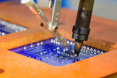 PCB paneli ile otomatik lehimleme makinesi. Robotik sistem tarafından yüksek teknoloji elektronik endüstrisi montaj süreci.