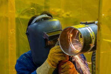 Güvenlik konseptini koruyucu maske ve güvenlik eldiveniyle kapatın. İnşaat işi konsepti.