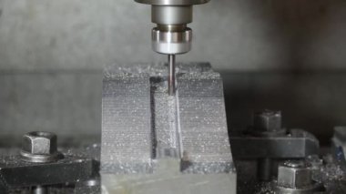 CNC değirmen makinesi, basını kesiyor ve top değirmeninin ucundaki aletle ölüyor. Kalıplar, sert top değirmeni ile makine merkeziyle kesme işlemi yapıyor.