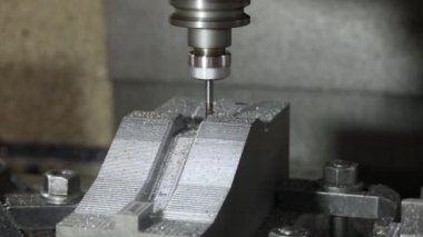 CNC değirmen makinesi, basını kesiyor ve top değirmeninin ucundaki aletle ölüyor. Kalıplar, sert top değirmeni ile makine merkeziyle kesme işlemi yapıyor.