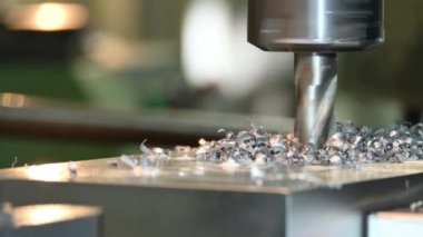 Pan sahnesi. NC değirmen makinesindeki metal plaka parçaları ile değirmen işlemi. Fabrika zemin değirmen işlemi
