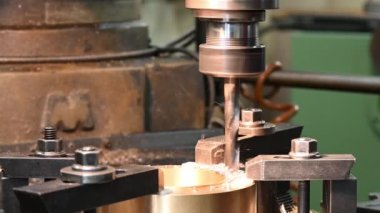 Pan sahnesi, NC değirmen makinesinde pirinç maddi parçalarla sondaj işlemi. Değirmen makinesindeki metal çalışma konsepti..