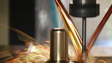 Tepeleme sahnesini kapat CNC değirmen makinesi pirinç kabuk kalıbını yağ soğutucu metoduyla kesiyor. Küf ve ölüm üretim süreci CNC makine merkezi tarafından yağ soğutma metoduyla.