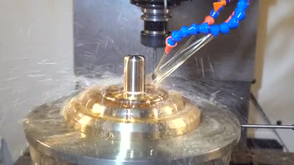 Cnc 기계는 껍질의 일부를 냉각수 방식으로 냉각수 방법으로 Cnc 센터에 — 비디오