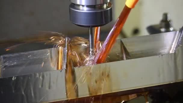 シーンを閉じますオイルクーラント法でタイヤ金型部品を切断Cncフライス盤 Cnc加工センターによる金型および金型製造プロセス — ストック動画