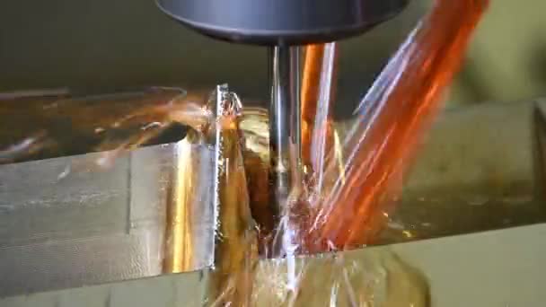 Cnc Değirmen Makinesi Yağ Soğutma Metoduyla Küf Parçalarını Kesiyor Cnc — Stok video