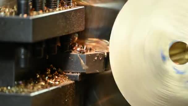 Torna Makinesi Pirinç Parçaları Torna Araçları Ile Kesti Makineyi Döndürerek — Stok video