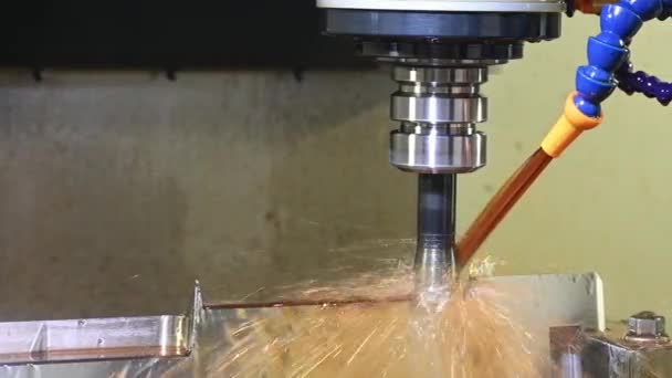 Die Cnc Fräsmaschine Schneidet Die Werkzeugteile Ölkühlverfahren Der Werkzeug Und — Stockvideo