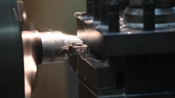 シーンを閉じる旋盤機械仕上げは 挿入ツールによって金属シャフト部品を切断します 回転機械による金属加工工程 — ストック動画