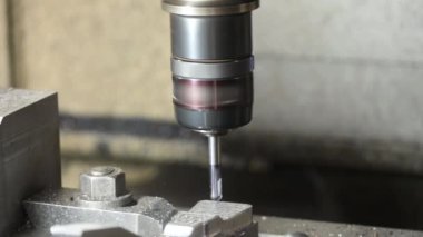 CNC değirmen makinesi enjeksiyon kalıbını top değirmeniyle kesiyor. Kalıplar, sert top değirmeni ile makine merkeziyle kesme işlemi yapıyor.