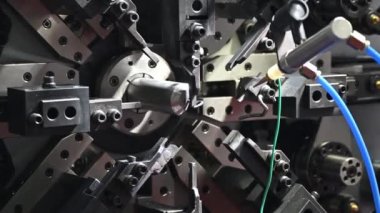 Yay bobinleme makinesinin çalışmasını kapatın. Mekanik parça üretim konsepti.