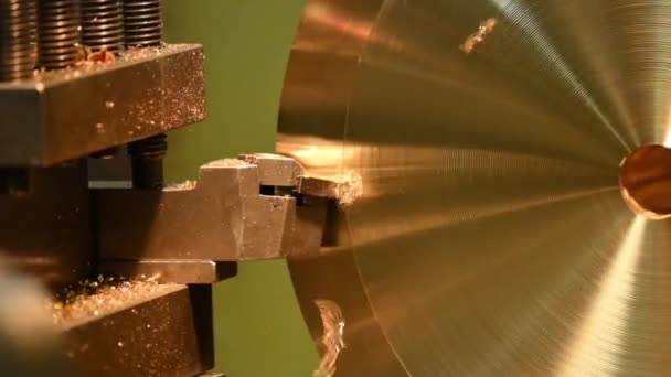 旋盤加工機を閉じて 真鍮製ディスク部品を旋盤工具で切断します 回転機械による金属加工工程 — ストック動画