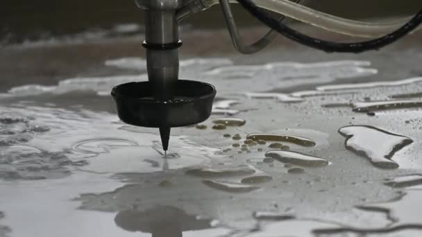 Scena Zbliżeniowa Wieloosiowej Maszyny Cięcia Strumieniem Wody Tnącej Płytę Aluminiową — Wideo stockowe