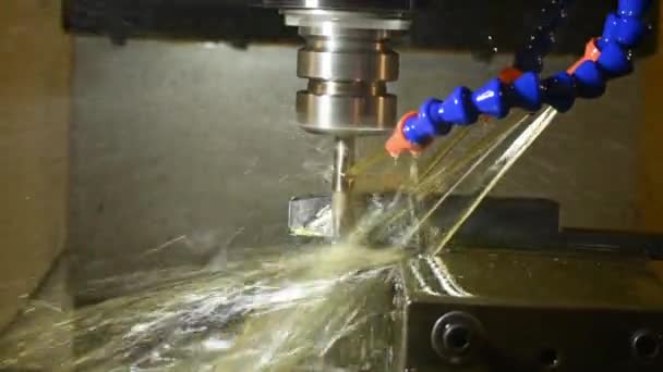 Cnc 머신은 냉각수 방식으로 부분을 Cnc 센터에 과정에 과죽어 — 비디오