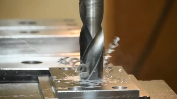 Närbild Slow Motion Scen Borrprocessen Fräsmaskin Metallbearbetningskonceptet Fräsmaskinen — Stockvideo