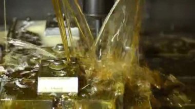 CNC değirmen makinesinin petrol soğutma metoduyla sondaj döngüsü. CNC makine merkezi tarafından üretilen kalıp ve ölüm süreci.