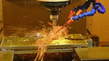 CNC değirmen makinesi, lastik kalıplarını yağ soğutma metoduyla kesiyor. Kalıplar ve ölüm üretim süreci, son değirmen araçları ile makine merkezi tarafından.