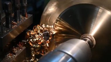 Torna makinesinin çiple çalıştığı yavaş çekim sahnesini kapatın. Makineyi döndürerek metal işleme süreci.