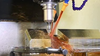 CNC değirmen makinesi, lastik kalıplarını yağ soğutma metoduyla kesiyor. Kalıplar ve ölenler, makine merkezi tarafından katı top son değirmeni araçlarıyla üretiliyor..