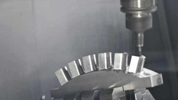 ボールエンドミル工具でウォータータービンブレード部を切断する5軸加工センター 多軸Cncフライス盤による高精度部品製造プロセス — ストック動画