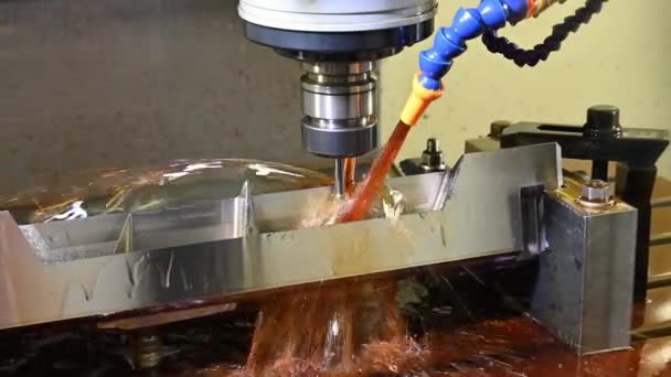 Cnc Değirmen Makinesi Lastik Kalıplarını Yağ Soğutma Metoduyla Kesiyor Kalıplar — Stok video