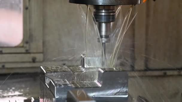 油冷却方法でタイヤ金型部品を切断Cncフライス盤 ソリッドボールエンドミルツールで中心を加工することにより金型製造プロセス — ストック動画