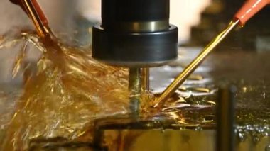 CNC Değirmen Makinesi, yağ soğutma metoduyla küf parçalarını kesiyor. Kalıplar ve ölüm üretim süreci, makineler ve somut top uçlu değirmen araçları ile.