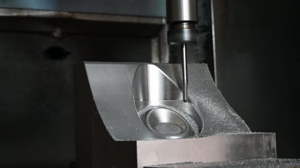 인쇄를 절단하는 Cnc 기계는 도구에 부분적으로 죽는다 모양의 맷돌로 가운데를 — 비디오