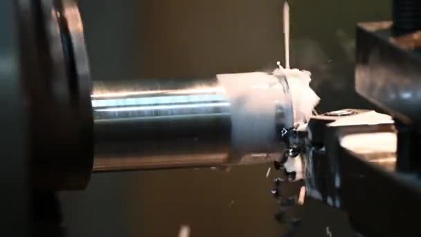 シーンを閉じます液体クーラント法で旋盤機械仕上げカット金属シャフト部品 回転機械による金属加工工程 — ストック動画