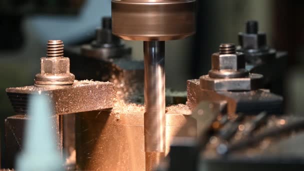 プランジミーリングはNcフライス盤の真鍮材料部品を処理します フライス盤のスロット形状の荒加工 — ストック動画