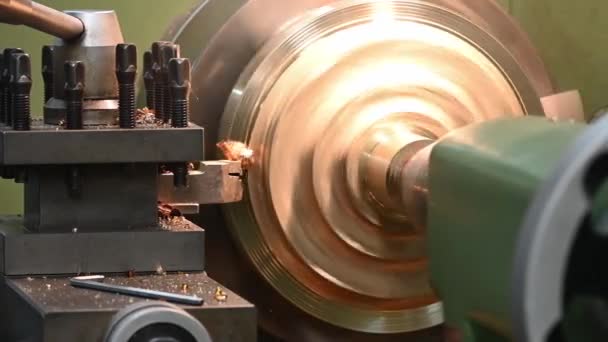 閉じるシーン旋盤機械ラフは 旋盤ツールで真鍮部品をカットします 回転機械による金属加工工程 — ストック動画