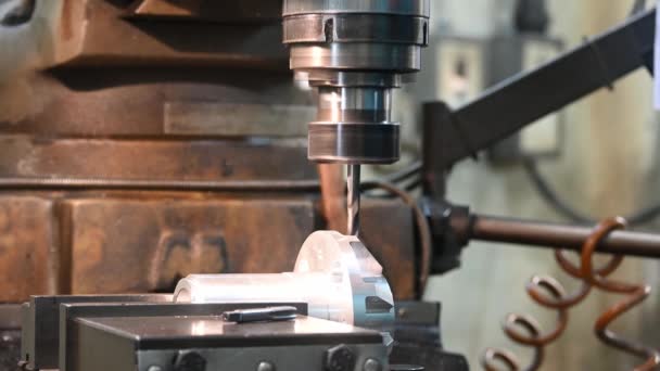 Processo Perforazione Parti Alluminio Sulla Fresatrice Concetto Lavorazione Dei Metalli — Video Stock