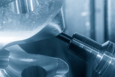 Sahneyi kapatın. 5 eksenli makine merkezi otomotiv parçalarını tek tek kesiyor. Çok eksenli CNC değirmen makinesinin yüksek hassasiyetli otomotiv üretim süreci.