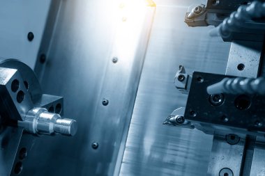 CNC dönüşüm makinesinin yüksek teknolojili metal işlemesi. CNC torna makinesi metal çivi parçalarının sonunda iplik kesme. 