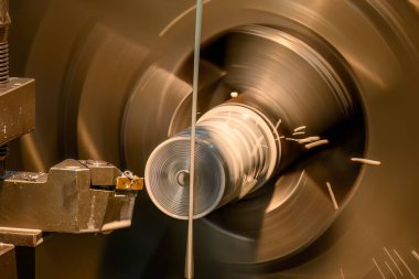 Torna makinesi metal şaft parçalarını sıvı soğutucu metoduyla kesiyor. Makineyi döndürerek metal işleme süreci.