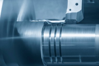 CNC Torna Makinesi, metal şaft parçalarının sonundan iplik kesme sahnesini kapatın. CNC dönüşüm makinesinin yüksek teknolojili metal işlemesi .