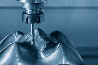 CNC değirmen makinesi, açık mavi sahnede, sert top değirmeni ile enjeksiyon kalıbını kesiyor. Kalıplar, sert top değirmeni ile makine merkeziyle kesme işlemi yapıyor.