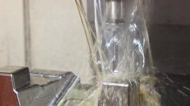 CNC Değirmen Makinesi, enjeksiyon kalıplarını yağ soğutma metoduyla kesiyor. Kalıplar ve ölenler, makine merkezi tarafından katı top son değirmeni araçlarıyla üretiliyor..