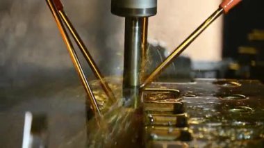 CNC Değirmen Makinesi, yağ soğutma metoduyla küf parçalarını kesiyor. CNC makine merkezi tarafından üretilen kalıp ve ölüm süreci.