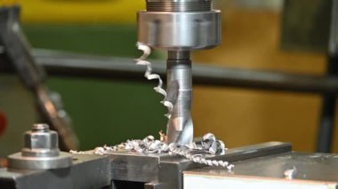 NC değirmen makinesindeki büyük delik açma işlemi. Değirmen makinesindeki metal çalışma konsepti..