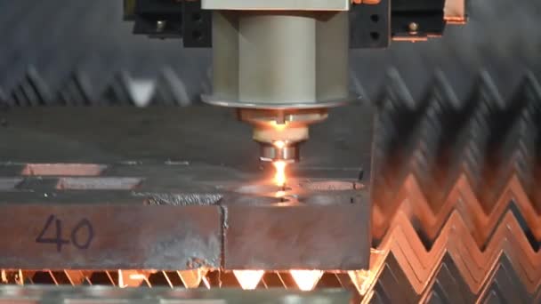 Nahaufnahme Szene Der Faser Laser Schneidemaschine Die Dicke Materialteile Schneidet — Stockvideo
