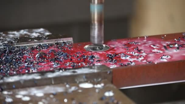 Cnc Değirmen Makinası Pul Kesme Kısmını Indekslenebilir Bir Aletle Kesiyor — Stok video