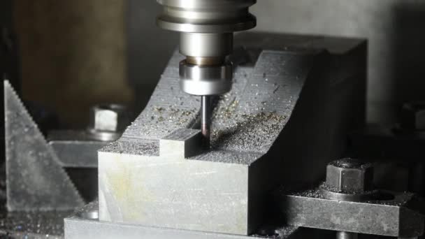 Cnc 기계는 부분을 엔드밀 도구로 모양의 맷돌로 가운데를 깎아서 만드는 — 비디오